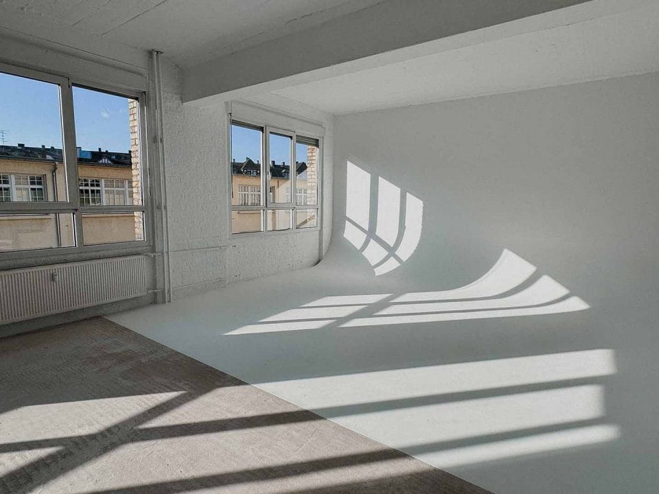 Willkommen in unserem einzigartigen, professionell ausgestatteten Fotostudio mit Hohlkehle zur Miete in Frankfurt!